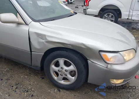 1998 Lexus Es 300 from USA, damaged, VIN JT8BF28G4W5022663